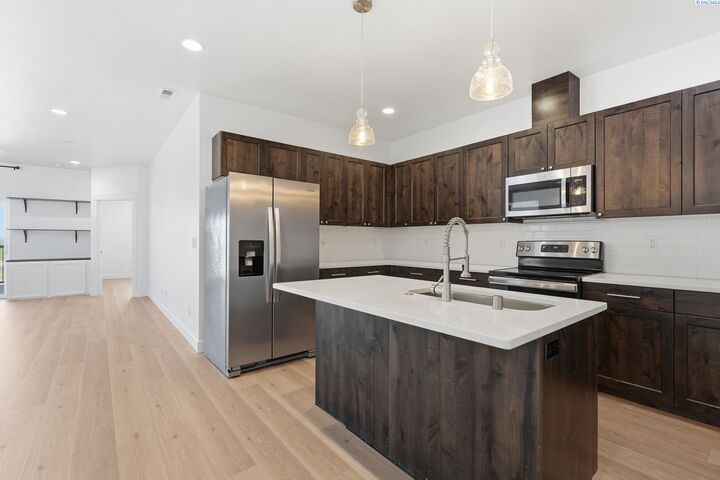 Property Photo:  413 Bedrock Loop  WA 99353 