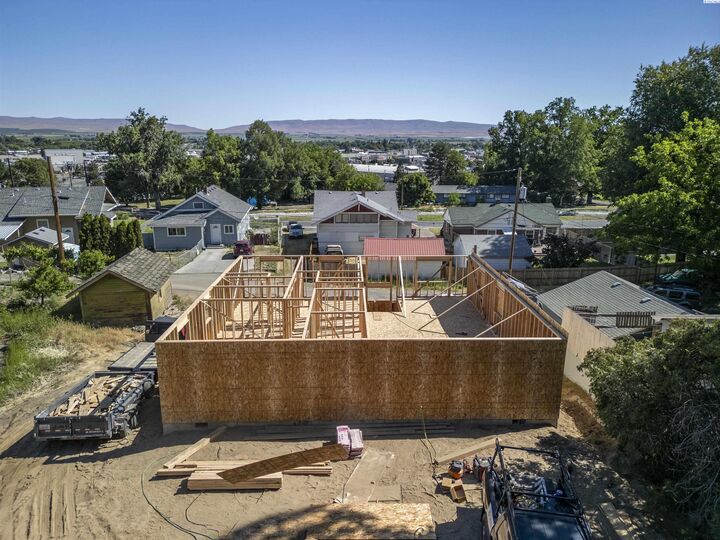 Property Photo:  622 Sunnyside Ave  WA 98944 