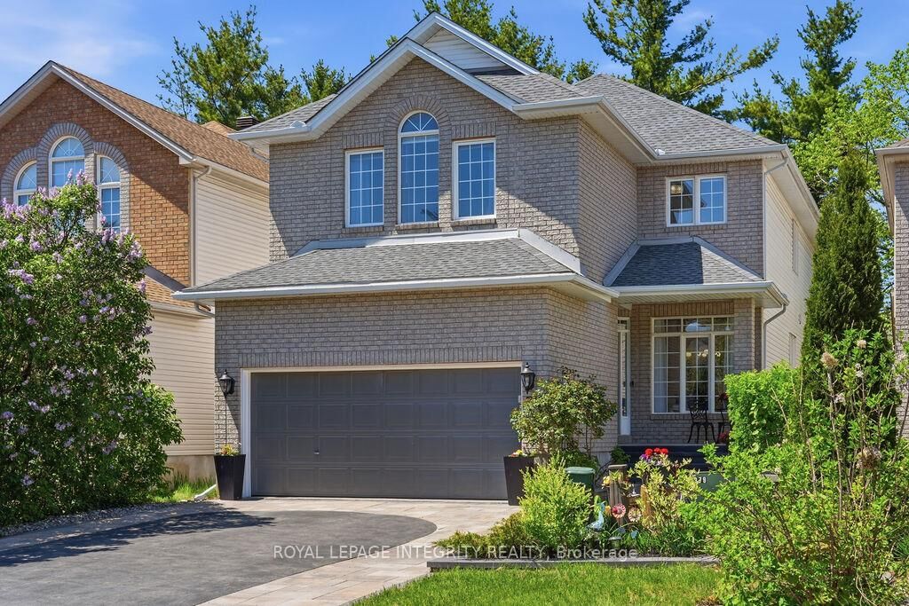 Property Photo: 72 Maricona Way ON K2T 1H3