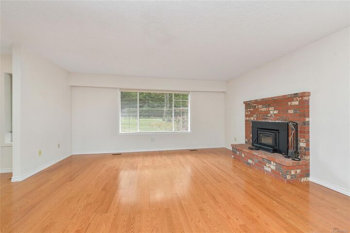 Property Photo: 968 Greig Ave BC V8M 1A1