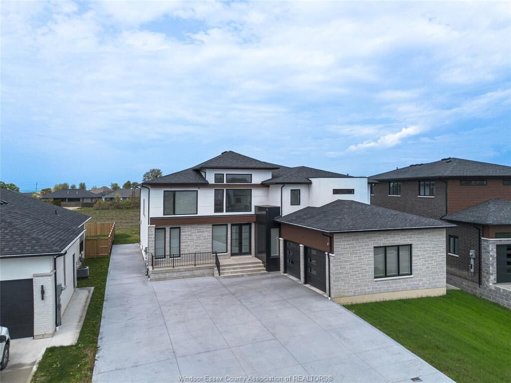 Property Photo: 7 Cypress Pointe ON N8H 5R2