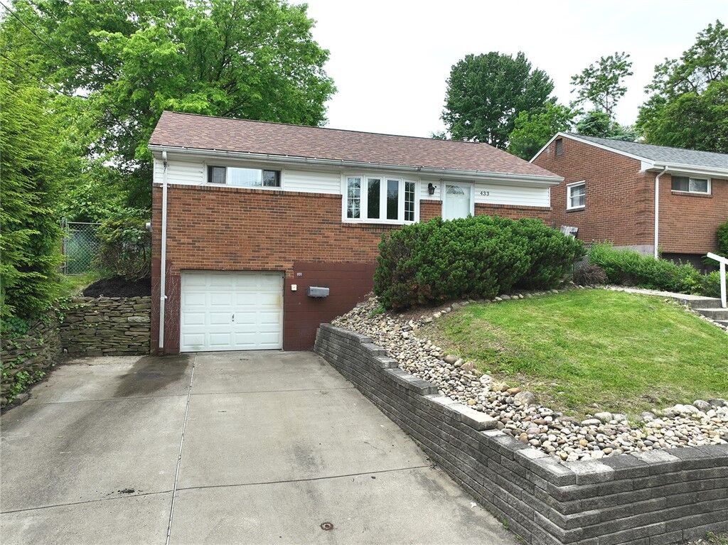 Property Photo:  433 Ridgemont Dr  PA 15220 