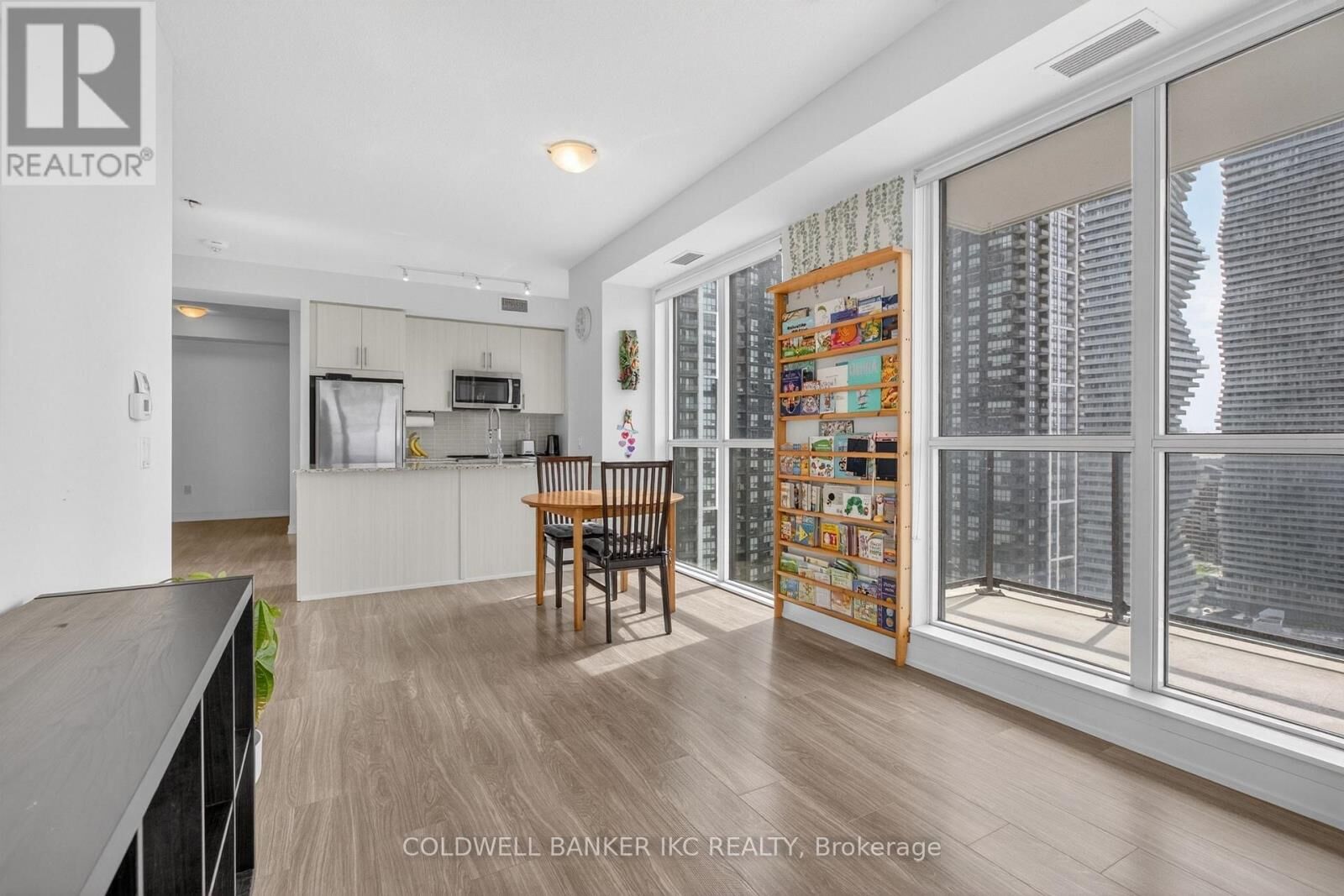 Property Photo: 4055 Parkside Village Drive 2720 ON L5B 0K8