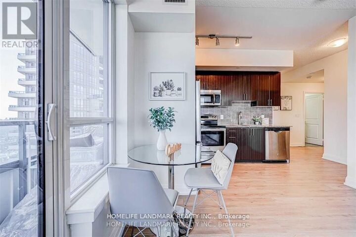 Property Photo:  7171 Yonge Street 2701  ON L3T 0C5 