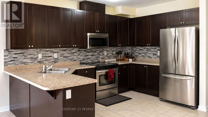 Property Photo:  881 Oasis Drive Upper  ON L5V 0C6 