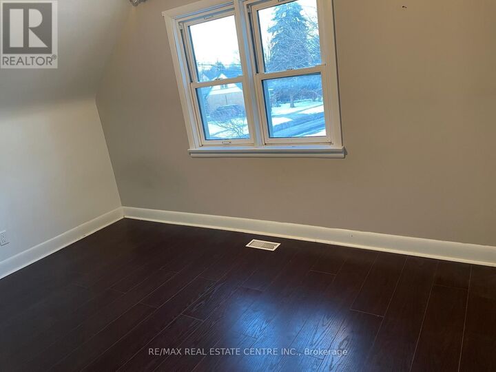 Property Photo:  41 Belleview Avenue East Upper  ON N2B 1G4 