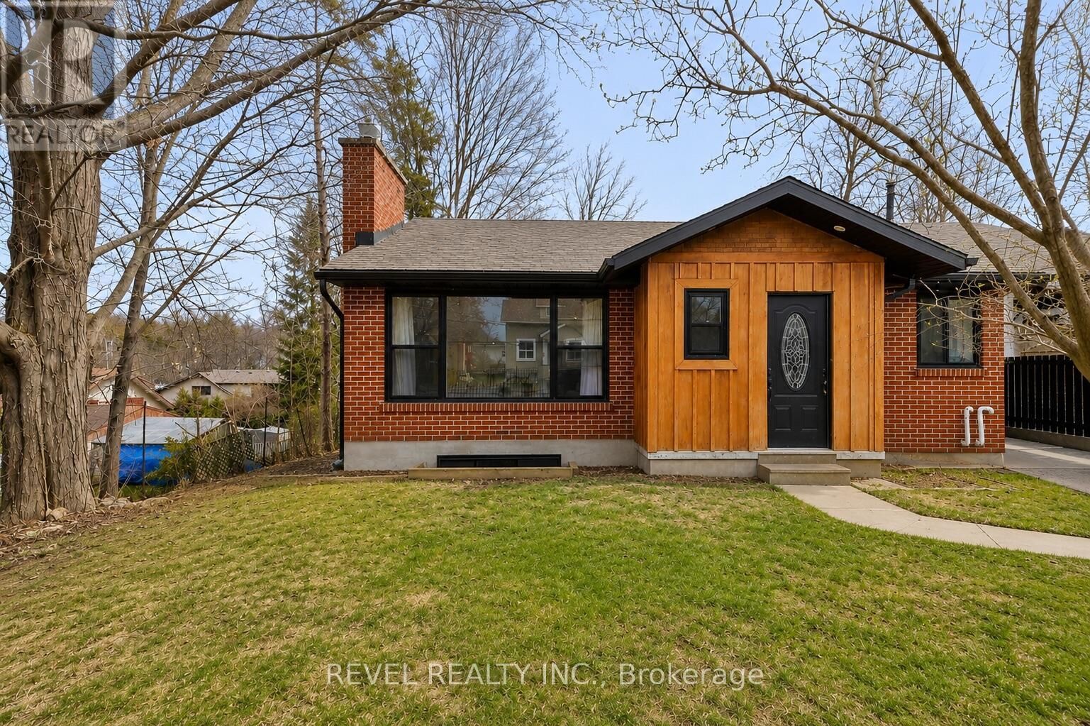 Property Photo: 99 Wellington Street East ON L4M 2C6