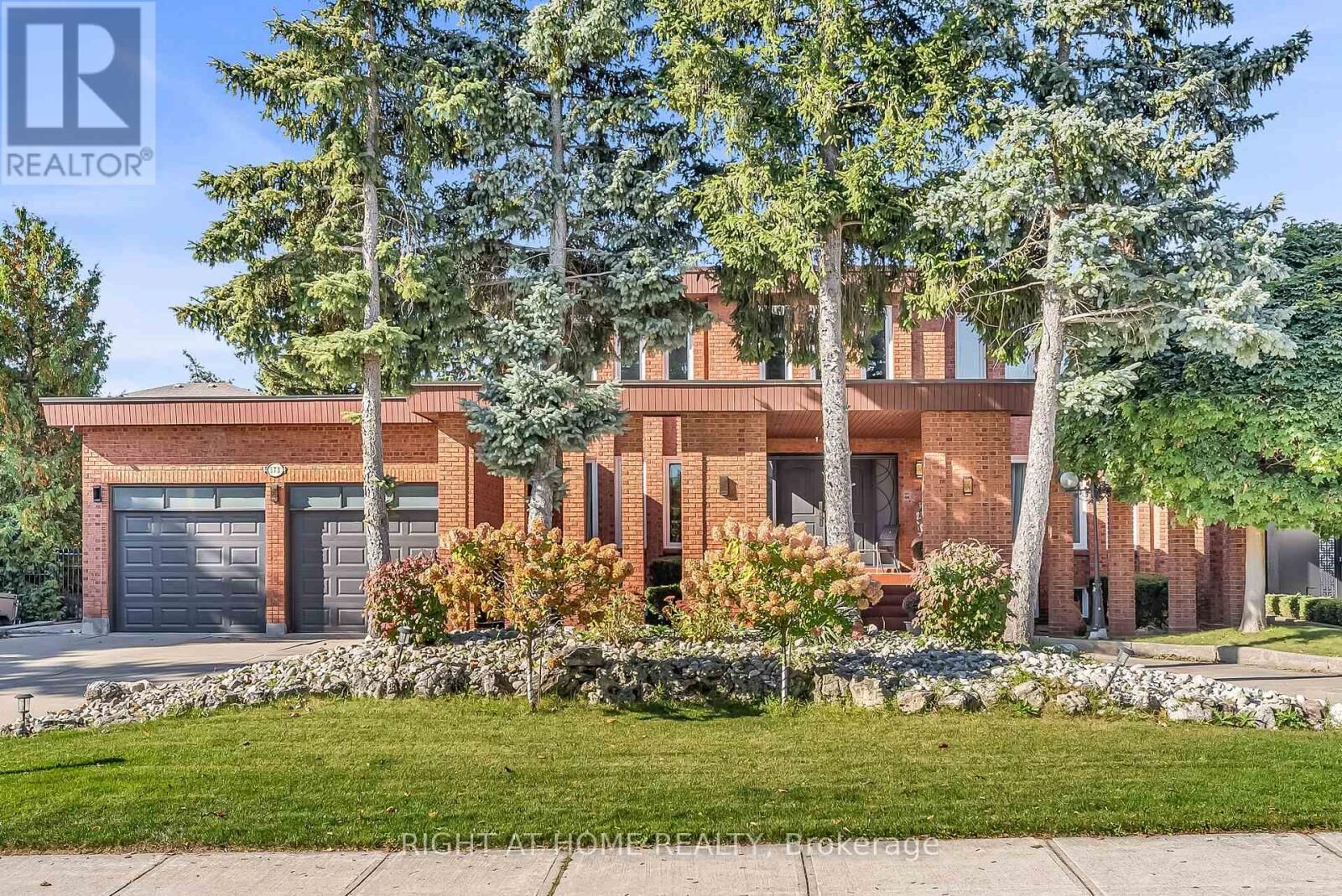 Property Photo:  373 Firglen Ridge  ON L4L 1N6 