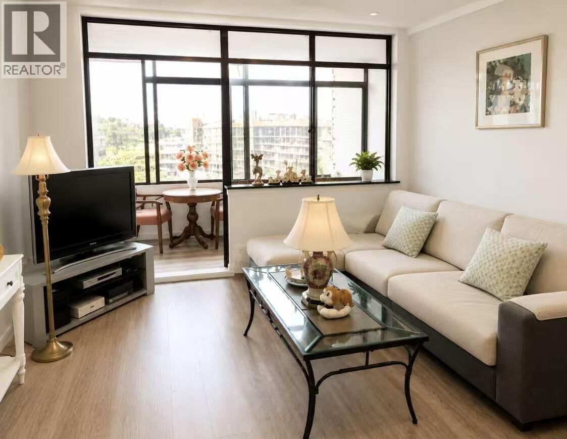 Property Photo:  6611 Minoru Blv 1512  BC V6Y 1Y9 