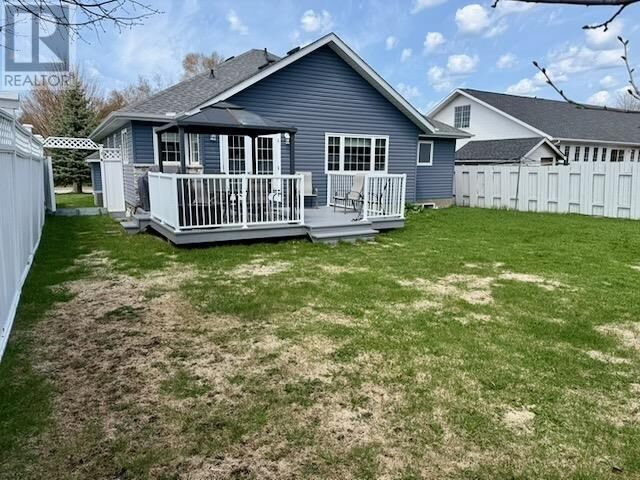 Property Photo:  24 Clearwater Cres  ON P8N 3H9 