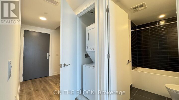 Property Photo: 86 Dundas Street East 423 ON L5A 1W4