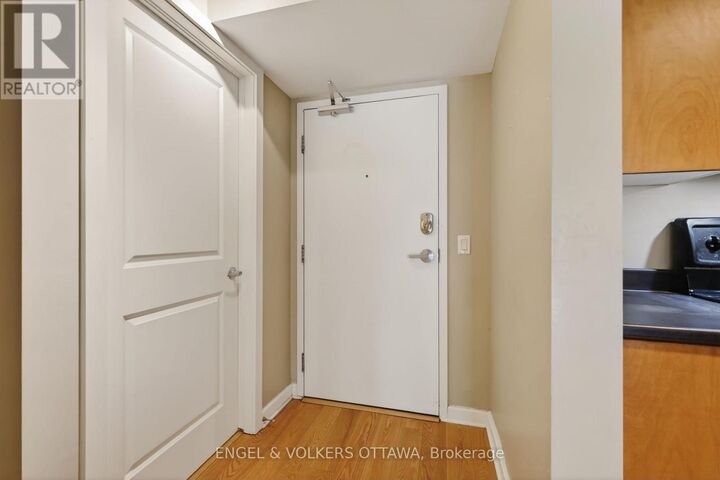 Property Photo: 138 Somerset Street West 604 ON K2P 0A3