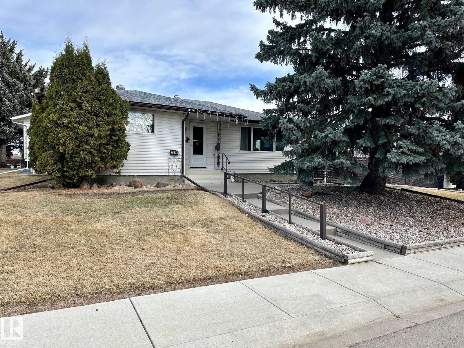 Property Photo:  7916 150 Avenue NW  AB T5C 2Y4 