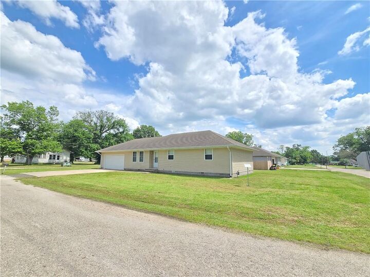 Property Photo:  817 W Park Street  KS 67335 