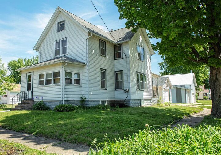 Property Photo:  300 SE 6th Avenue  IA 50676 
