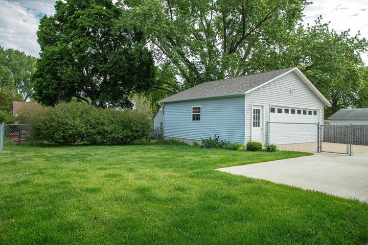Property Photo:  1826 2nd Ave NW  IA 50677 