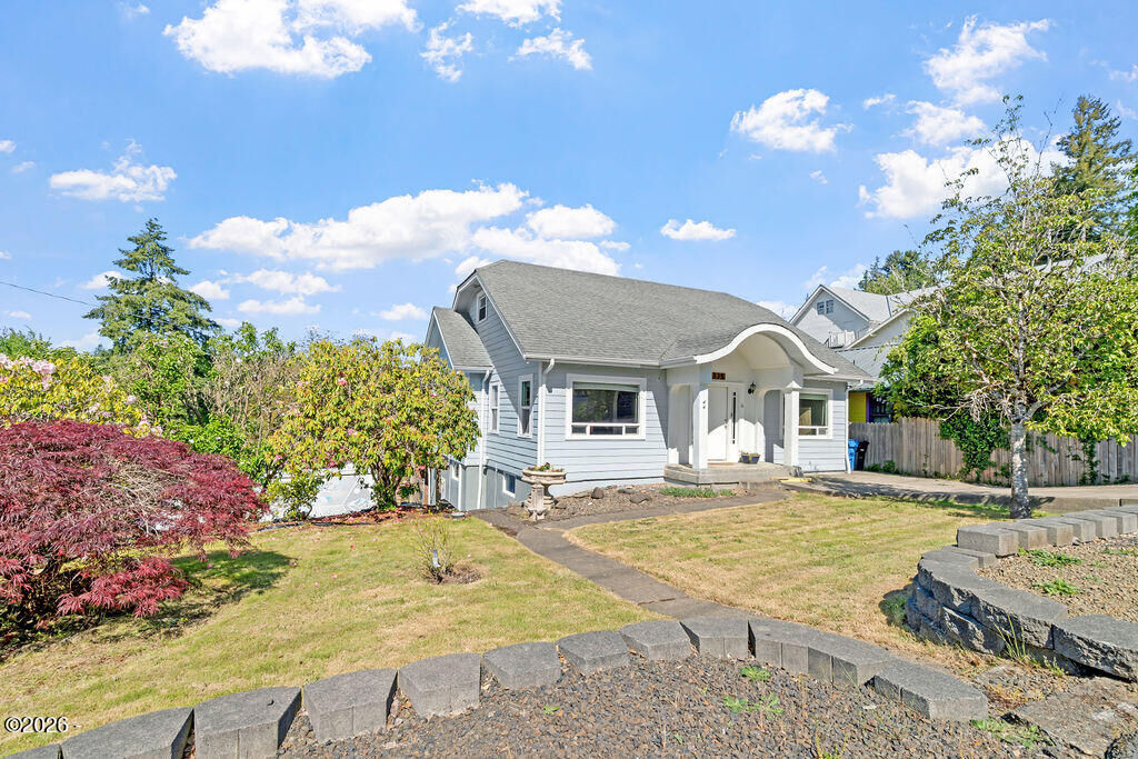 Property Photo:  335 NE Beech St Street  OR 97391 