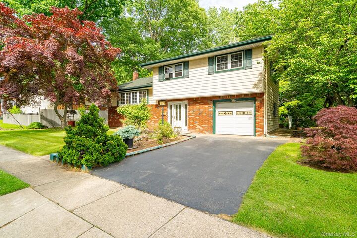 Property Photo:  2 Forest Knoll Drive  NY 10901 