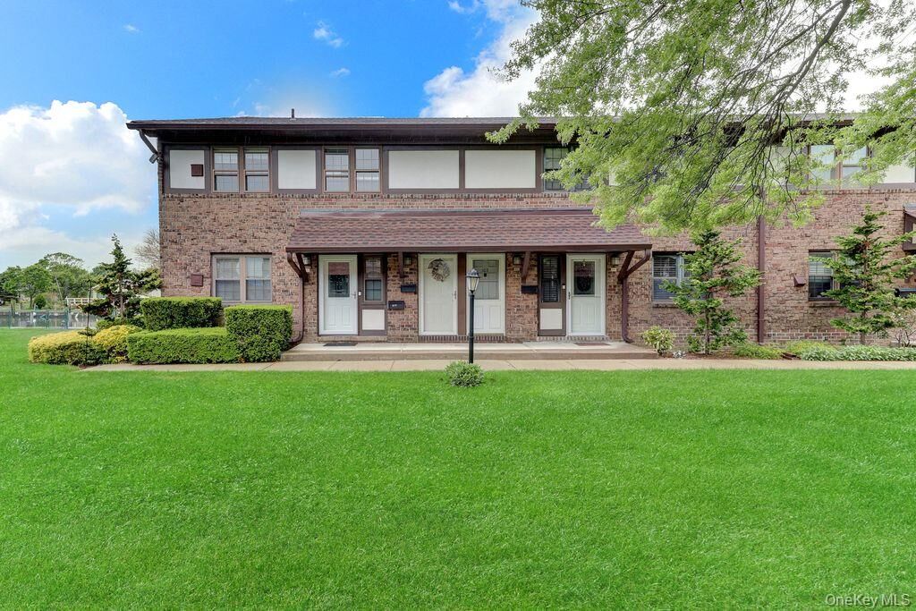 Property Photo:  102 Mariners Way  NY 11726 