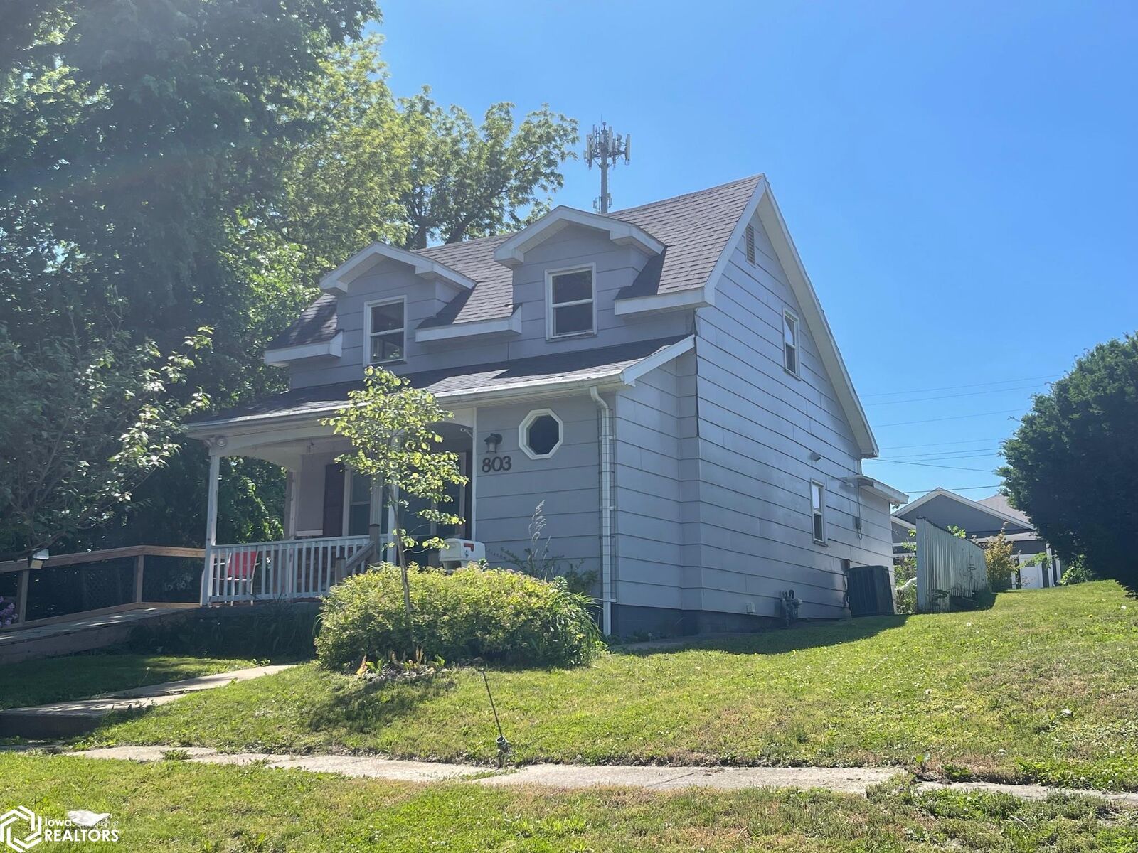 Property Photo:  803 Center Street  IA 50112 