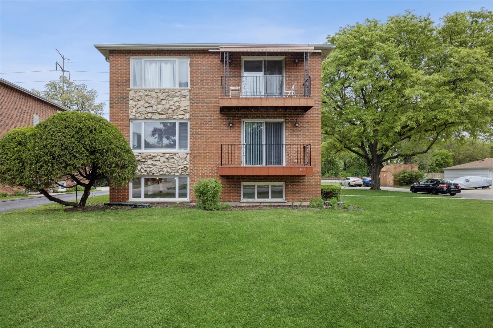 Property Photo:  801 Barnsdale Road 1  IL 60526 