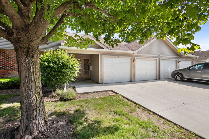 Property Photo: 7030 Park Lane Court 204 IL 60517
