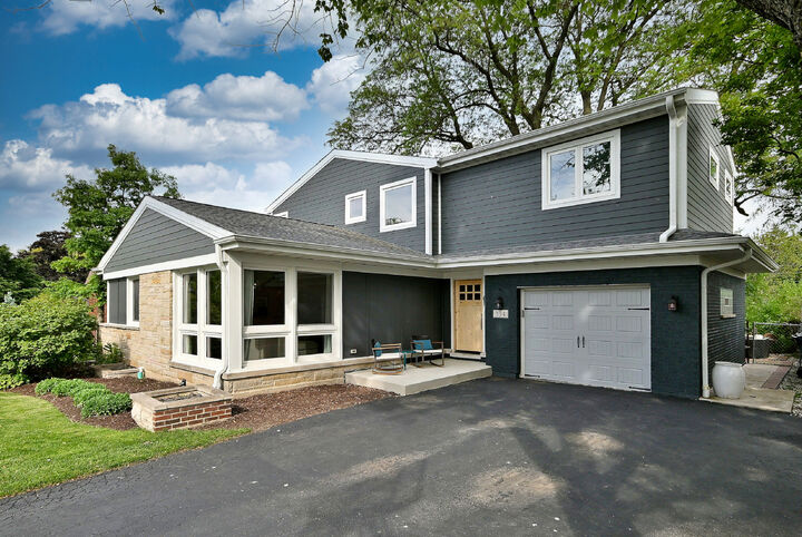 Property Photo:  334 E Huntington Lane  IL 60126 