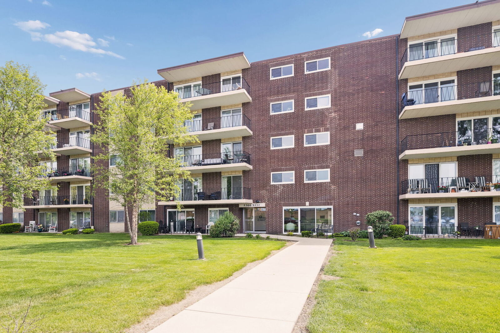 Property Photo: 5300 Walnut Avenue 2B IL 60515