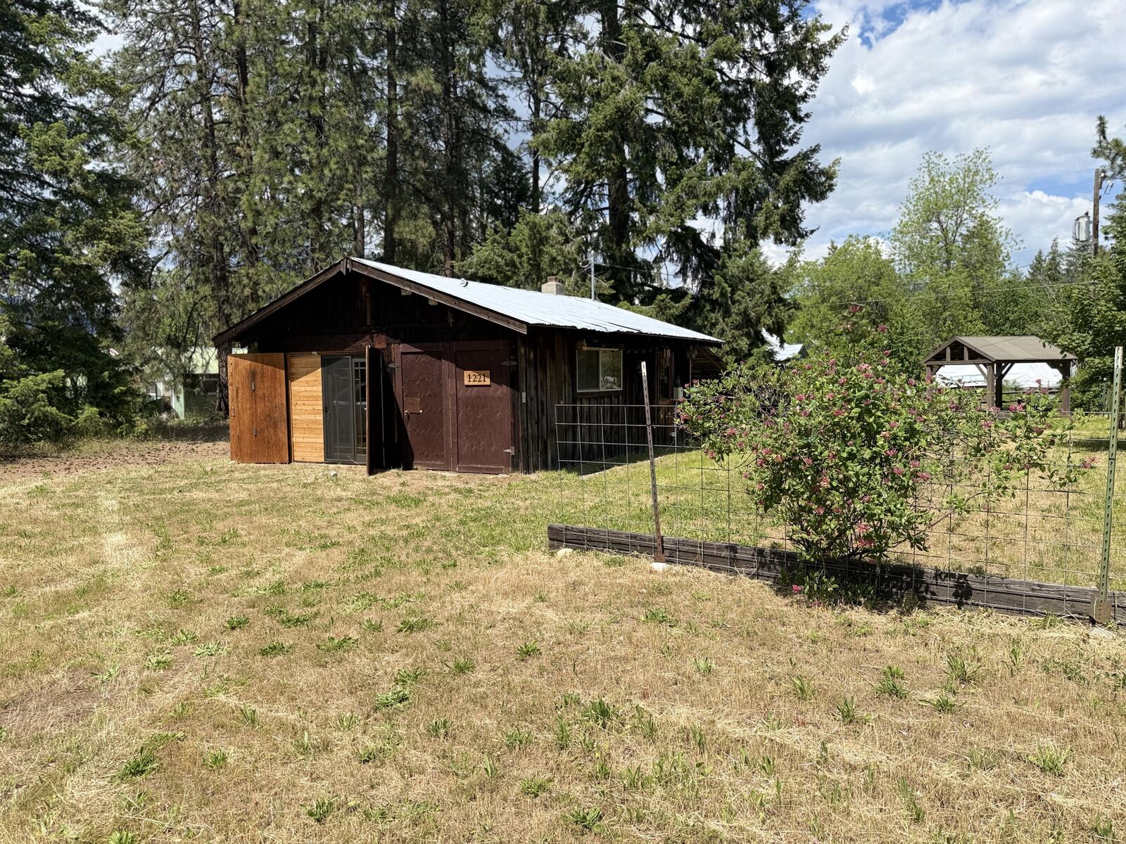 Property Photo:  1221 Minter Ave  WA 99151 