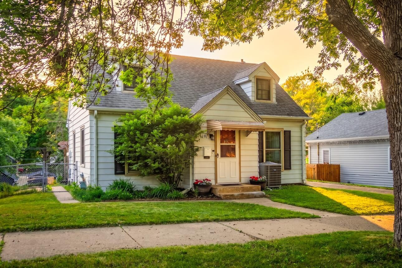 Property Photo:  1101 Humboldt Avenue  MN 55118 