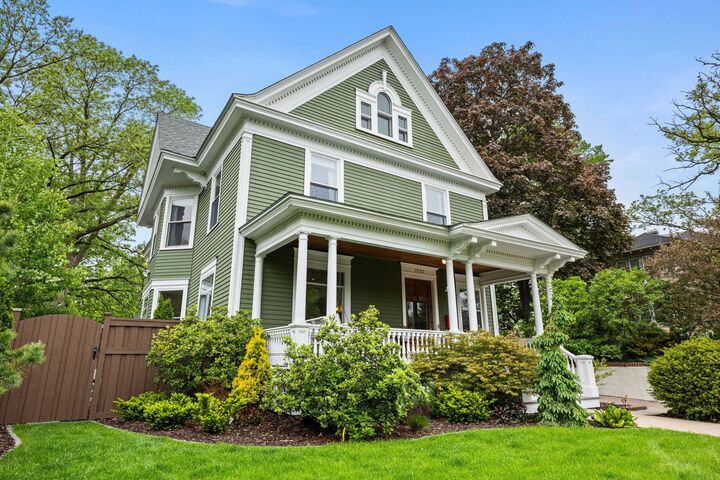 Property Photo:  1930 Girard Avenue S  MN 55403 