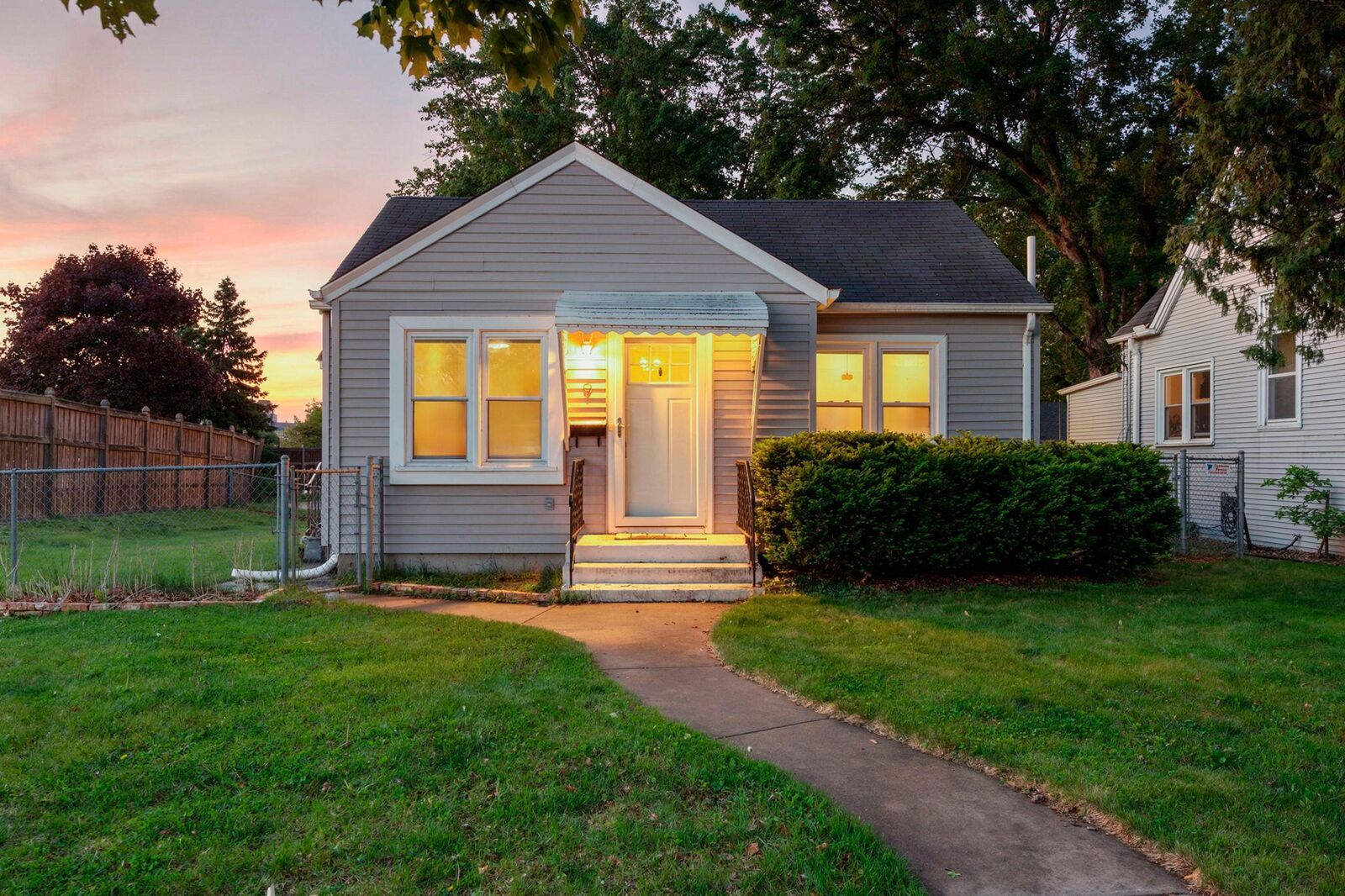 Property Photo:  9 Van Buren Avenue S  MN 55343 