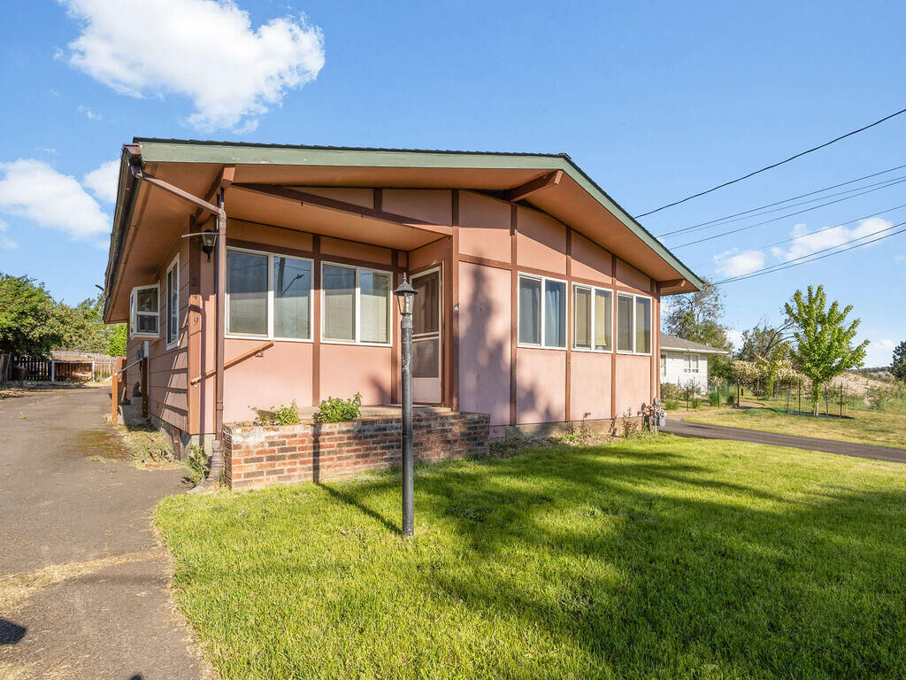 Property Photo:  2439 Berkeley Street  OR 97601 