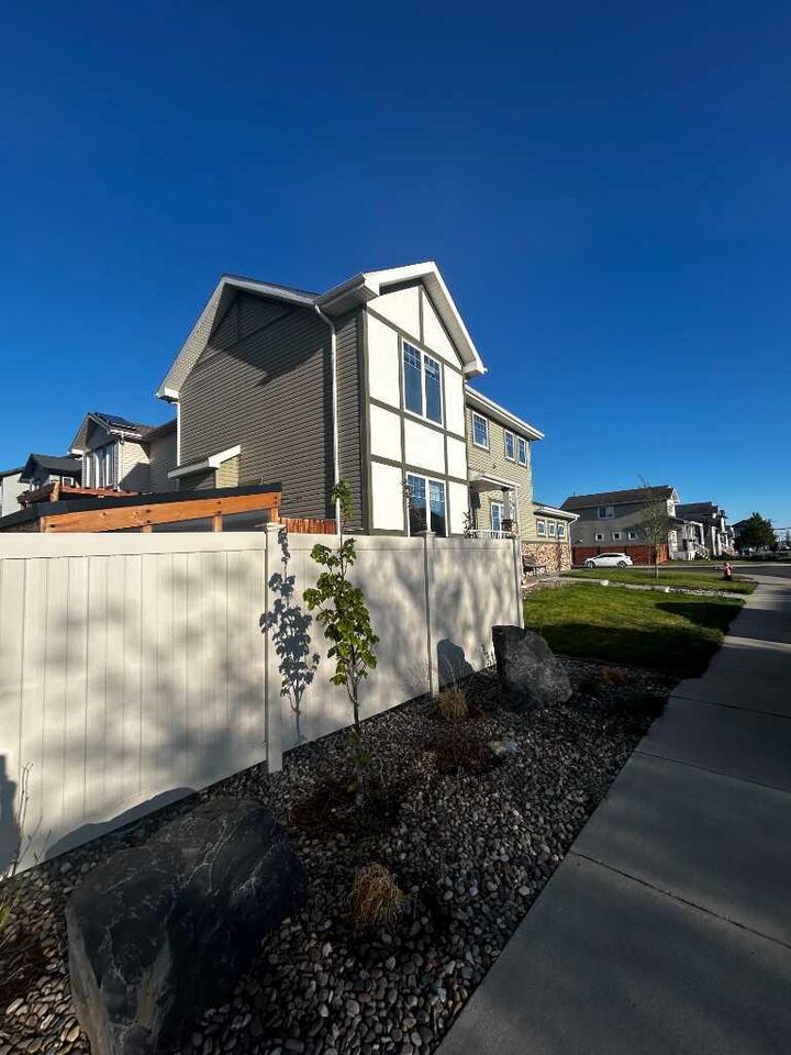 Property Photo: 802 Keystone Meadows W AB T1J 4S7