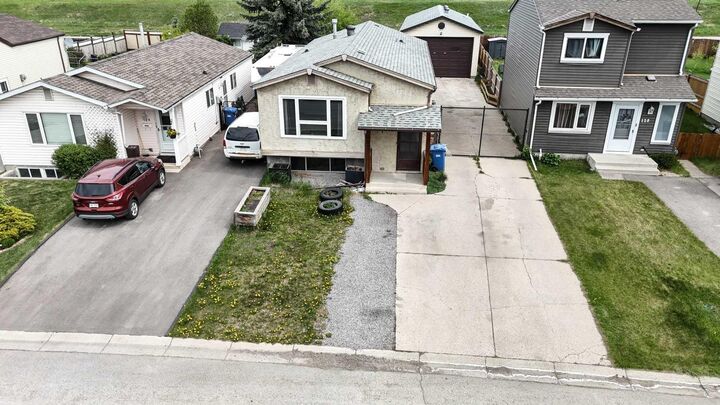 Property Photo: 124 Abingdon Way NE AB T2A 6R8