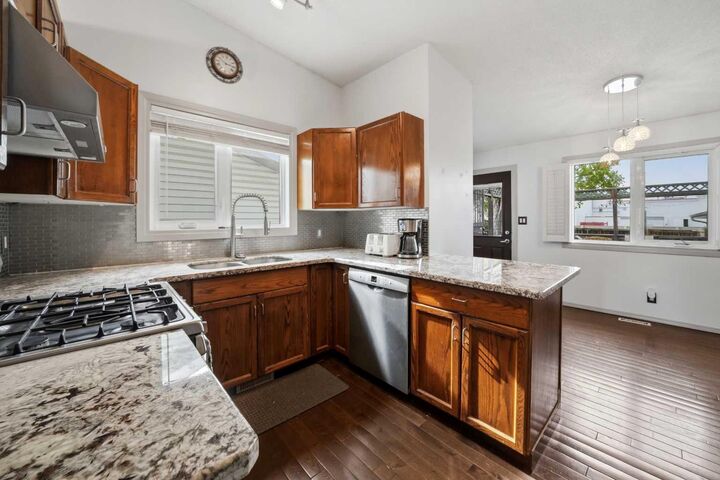 76 Dixon Crescent — photo 1
