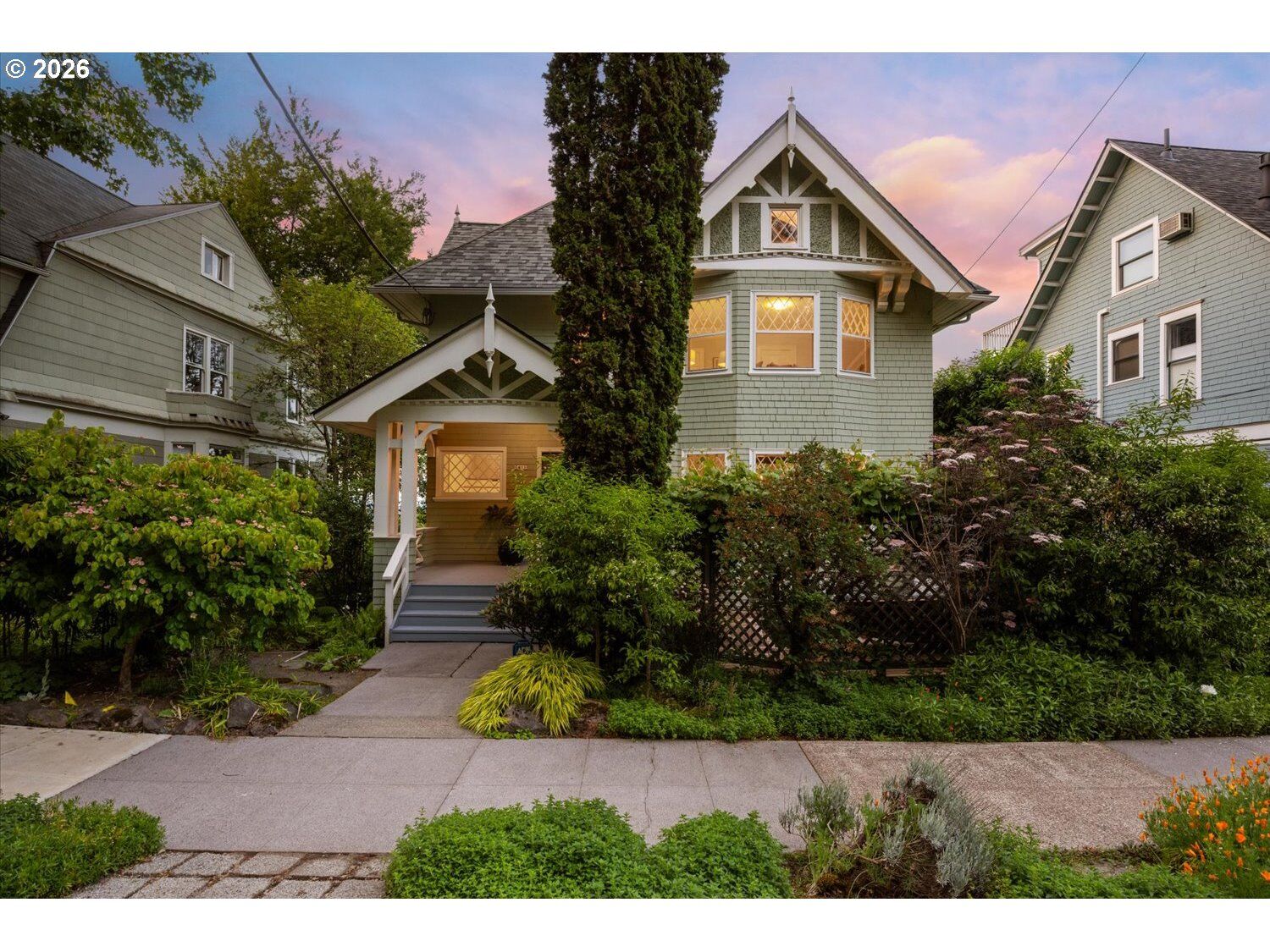 Property Photo:  3411 NW Thurman St  OR 97210 