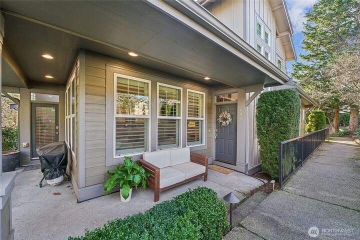 Property Photo:  7704  Fairway Avenue SE 601  WA 98065 