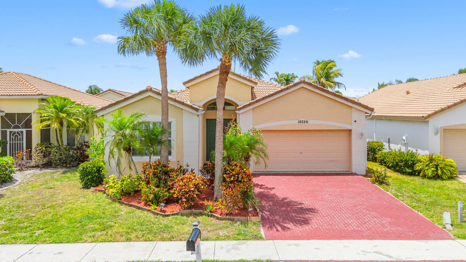 Property Photo:  10720 Oak Bend Way  FL 33414 