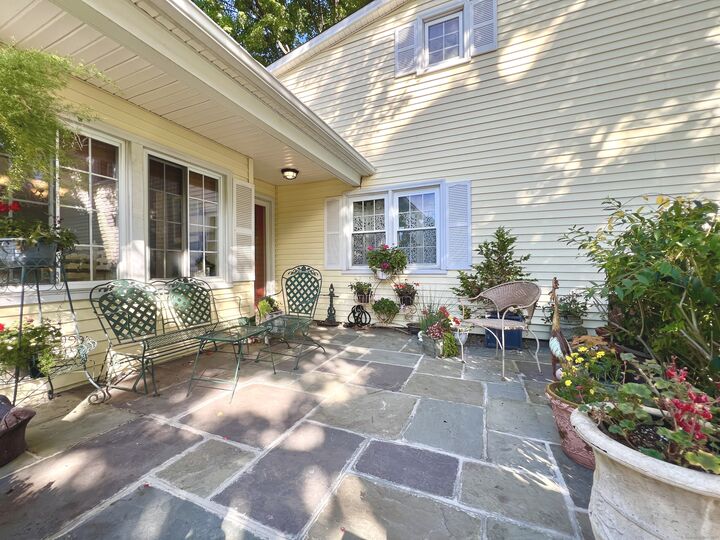 Property Photo:  