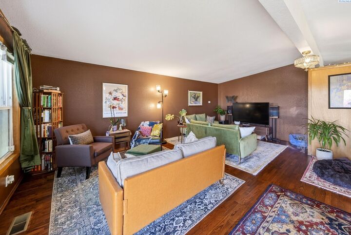 Property Photo:  803 N Huntington St  WA 99336 