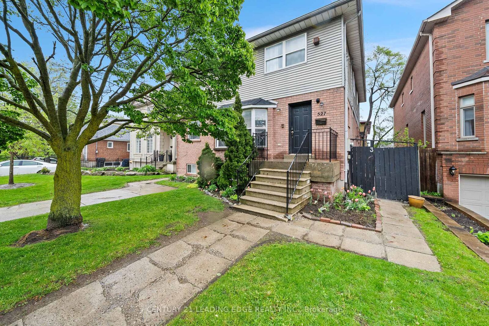 Property Photo:  527 Glengarry Avenue  ON M5M 1G2 