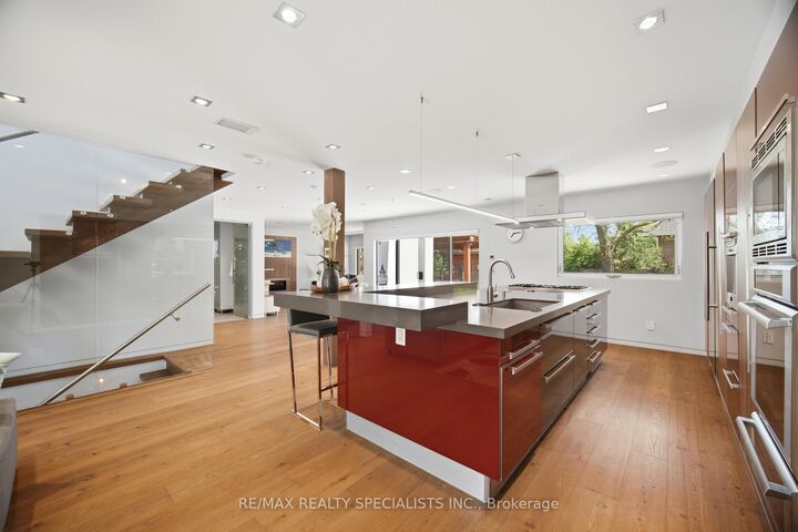 870 Hollowtree Crescent — photo 1