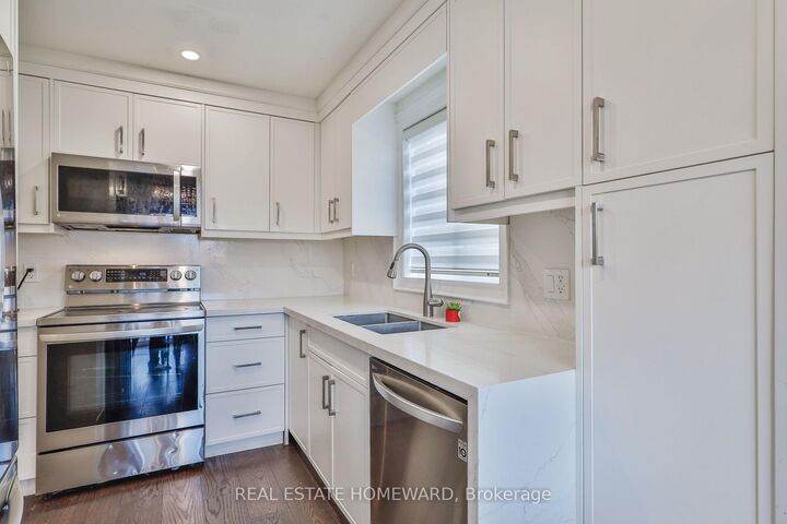Property Photo: 20 Masters Drive ON L4M 6W4