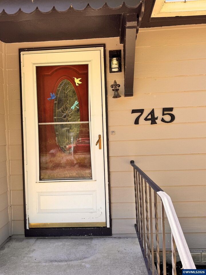 Property Photo:  745 20th St NE  OR 97301 