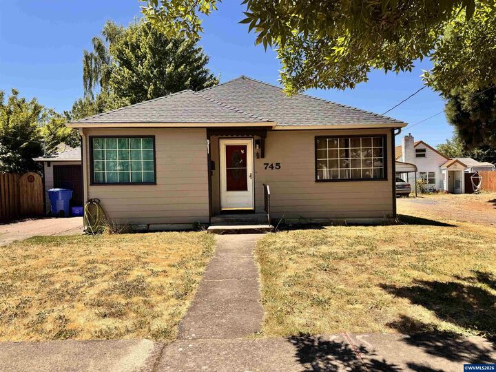 Property Photo: 745 20th St NE OR 97301