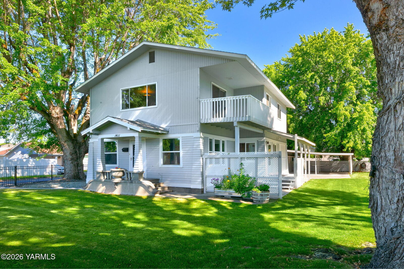 Property Photo:  1411 W Viola Ave  WA 98902 