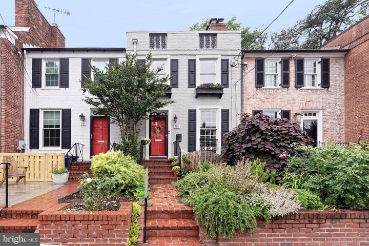 Property Photo:  719 S Royal Street  VA 22314 
