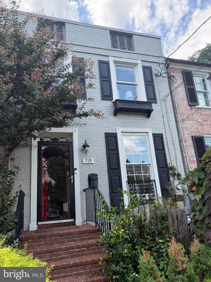 Property Photo:  719 S Royal Street  VA 22314 