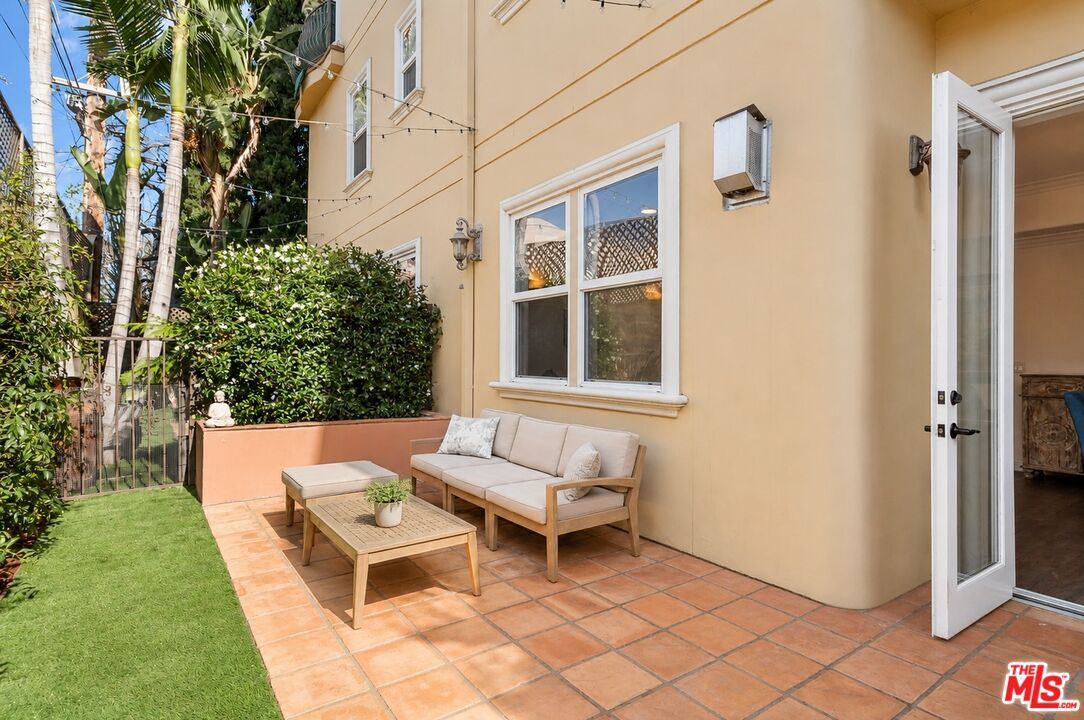 Property Photo:  1050 N Edinburgh Ave  CA 90046 